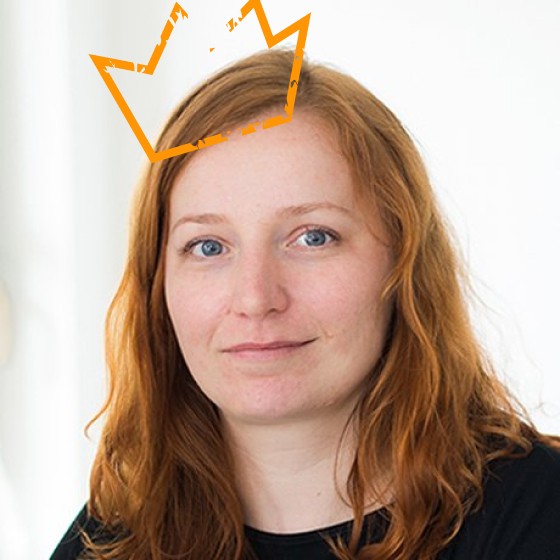 Auf Anitas Kopf sitzt eine orange Krone