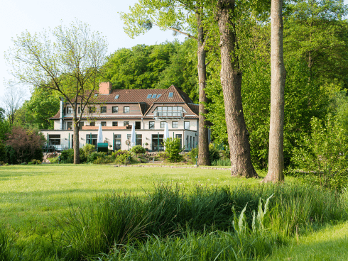 Das Schweriner Büro in Mueß vom See aus. 