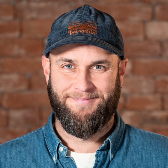 David trägt ein blaues BaseCap und einen Vollbart von dunkelbrauner Farbe.