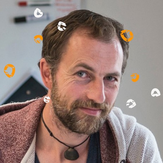 Enricos Kopf ist umgeben von weißen und orangen kleinen Kreisen.