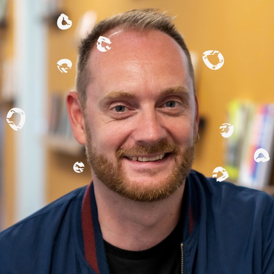 Fabians Kopf ist umrundet von weißen Kreisen.