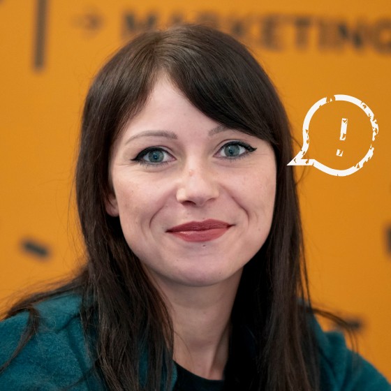 Rechts neben Franziskas Kopf ist eine Sprechblase mit einem Ausrufezeichen