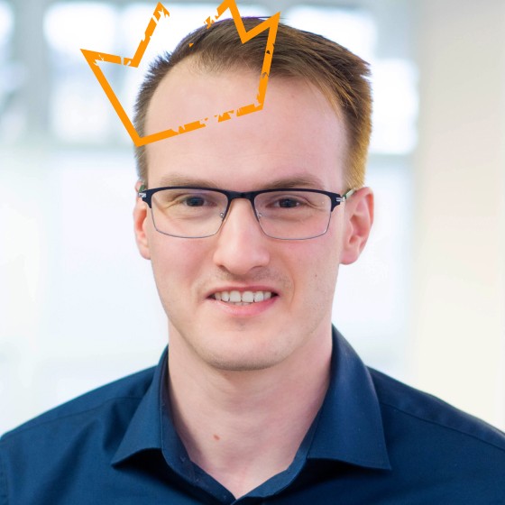 Gérard mit einer gezeichneten Krone auf dem Kopf. 