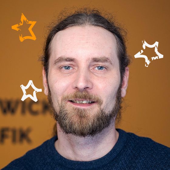 Drei Sterne umranden Hannes' Kopf.