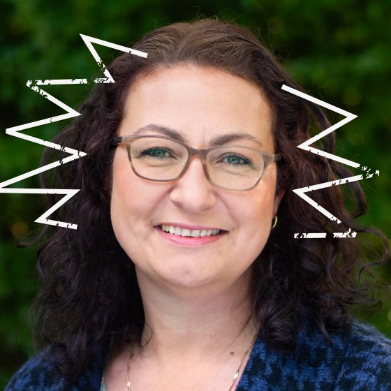Strahlen in Zackenform umranden Inas Gesicht.