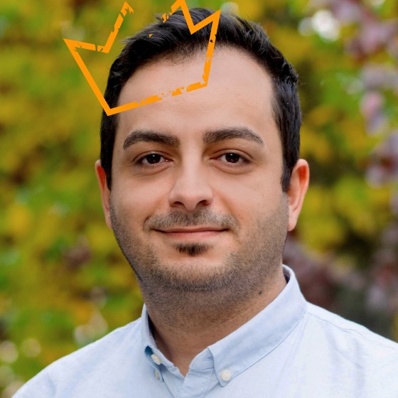 Eine orange Krone leuchtet auf Mohammads Kopf.