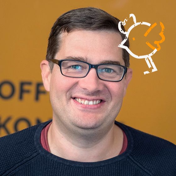 Ein kleiner illustrierter Vogel ist rechts neben Roberts Kopf zu sehen.