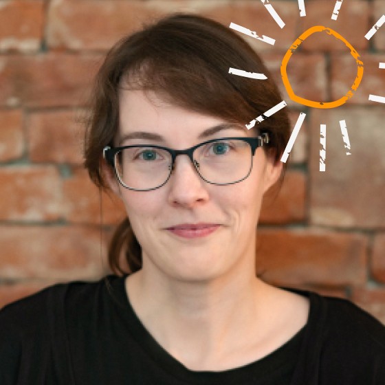 Eine kleine Sonne erstrahlt rechts neben Sandras Kopf.
