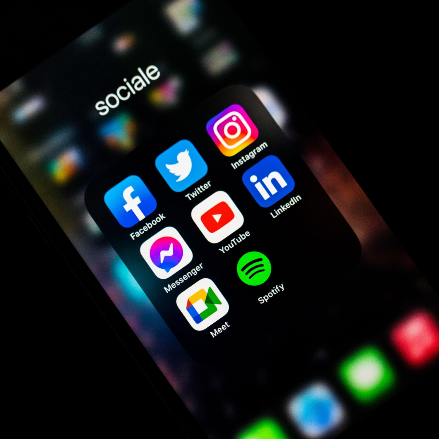 Auf einem Smartphone werden viele Social Media Apps angezeigt. 