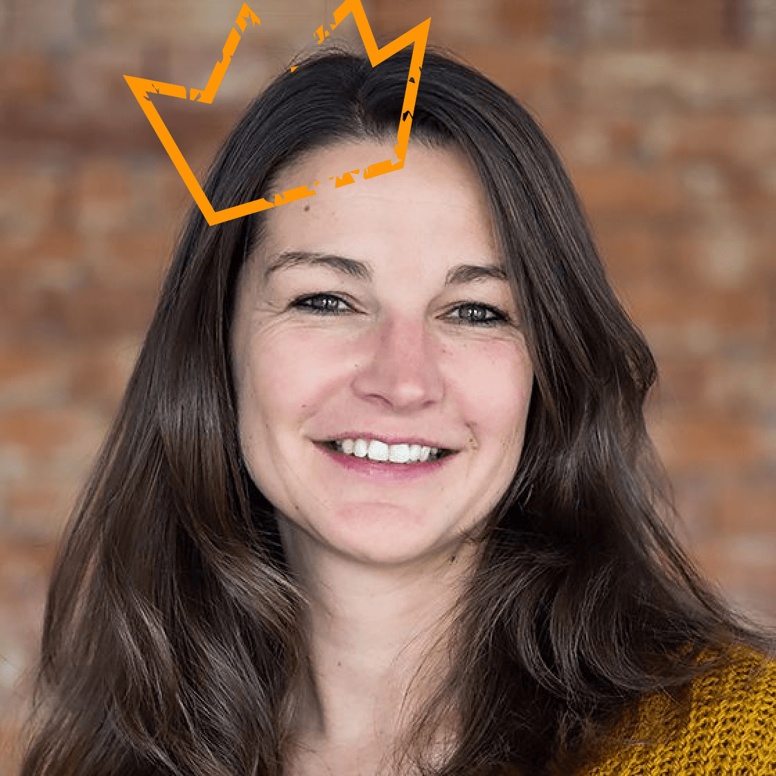 Eine orange Krone leuchtet auf Andreas Kopf.