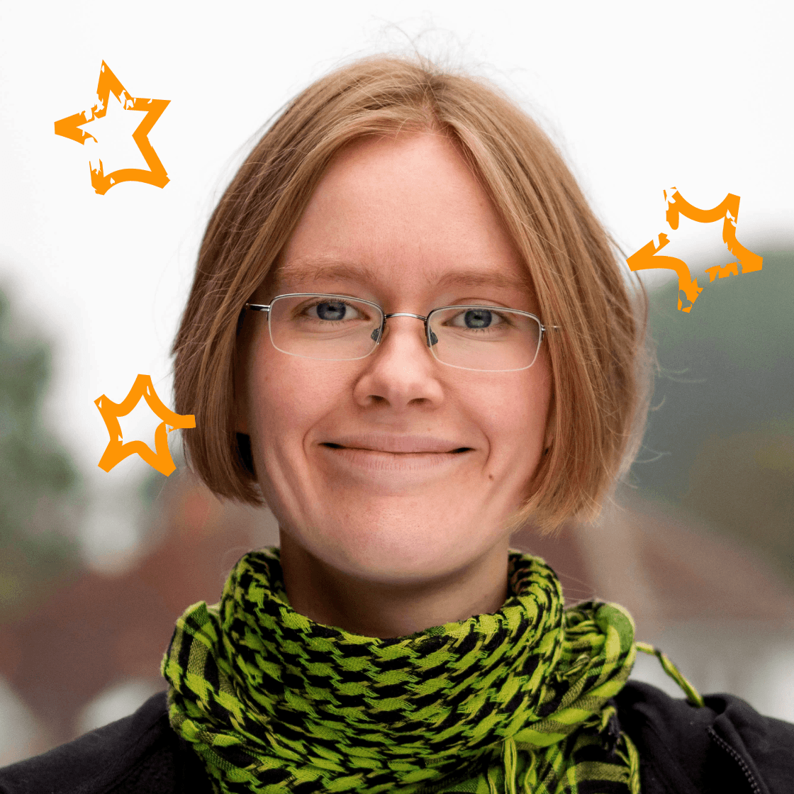 Drei illustrierte orange Sterne umranden den Kopf von Anja R.