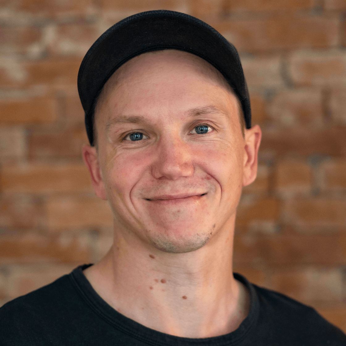 Christof H. trägt ein schwarzes Cappy und ein schwarzes T-Shirt. 