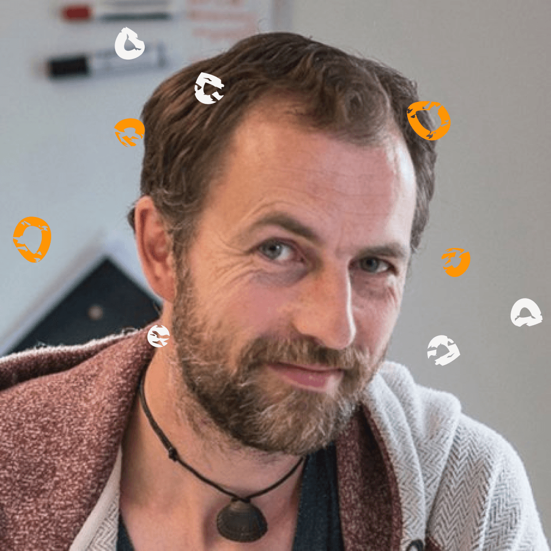 Enricos Kopf ist umgeben von weißen und orangen kleinen Kreisen.