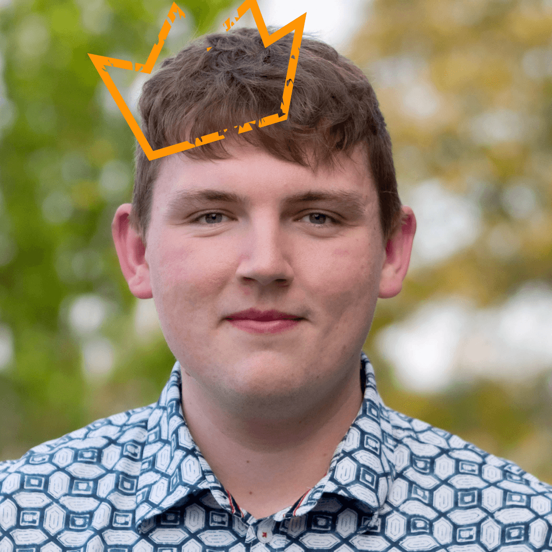 Eine illustrierte orange Krone erstrahlt auf Friedrichs Kopf.