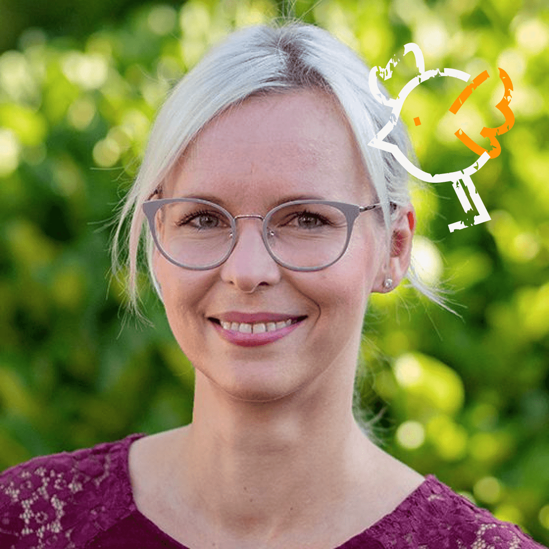 Ein kleiner illustrierter Vogel ist rechts neben Julias Kopf zu sehen.