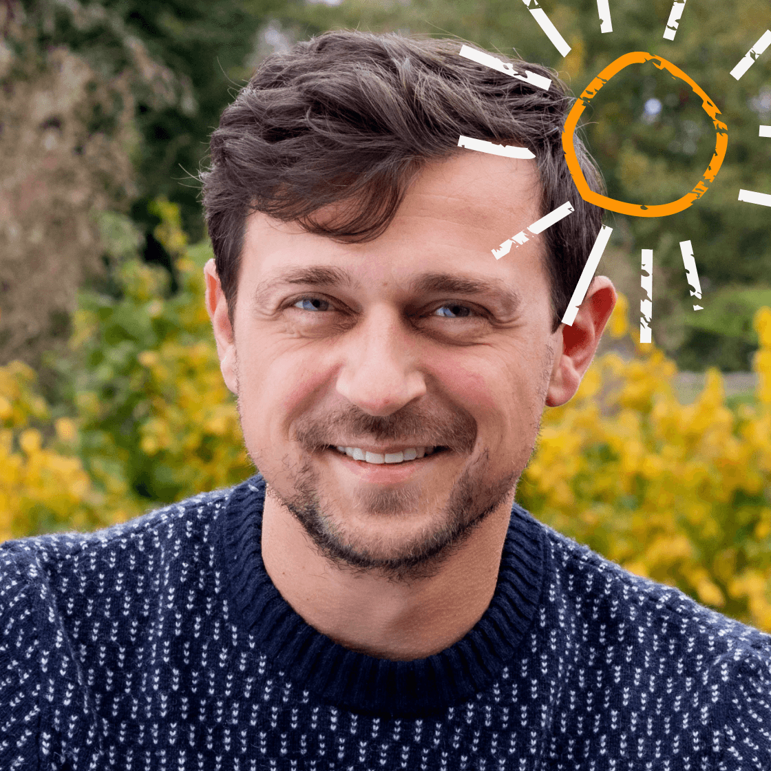 Eine illustrierte Sonne erstrahlt rechts neben Kevins Fs Kopf.
