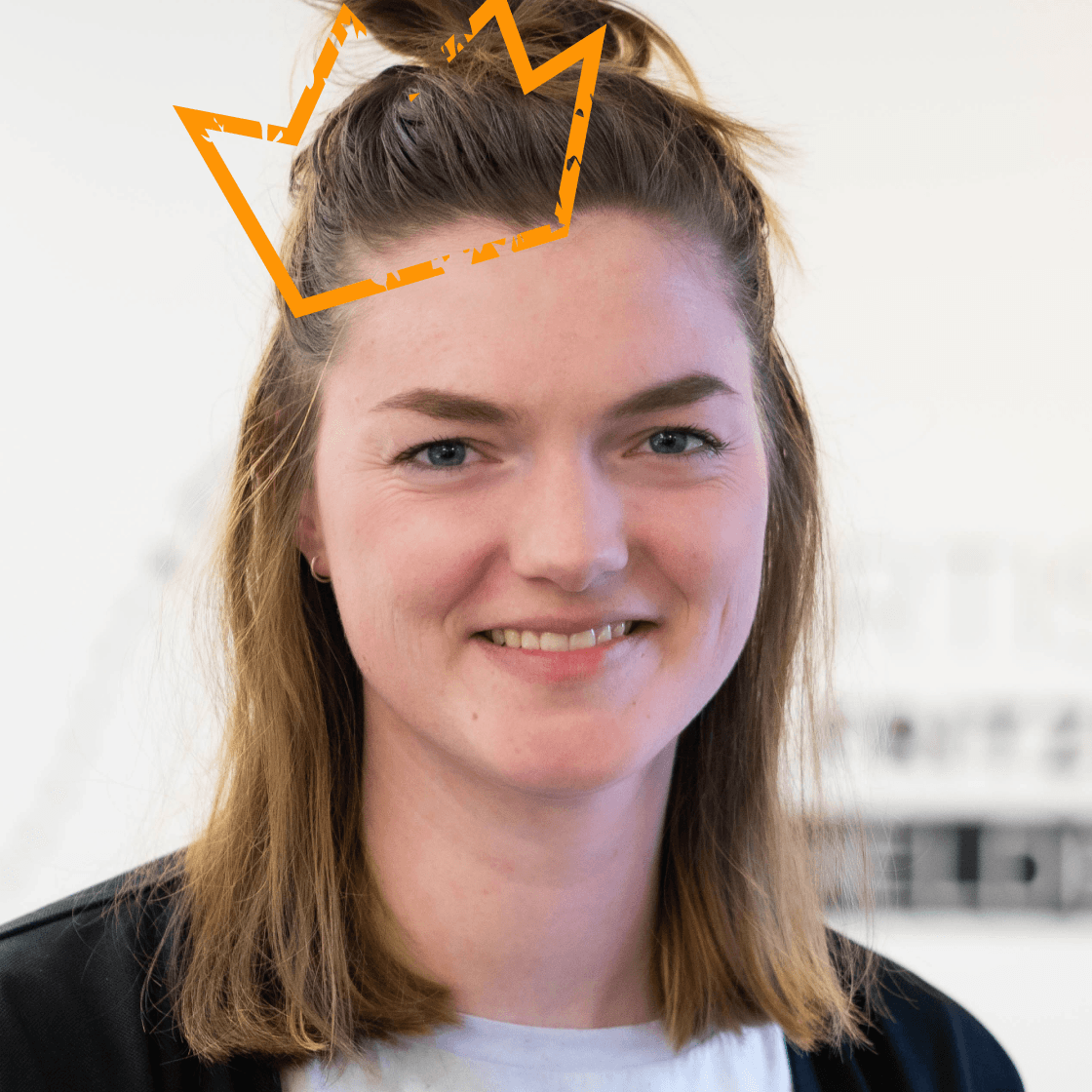 Eine illustrierte orange Krone erstrahlt auf Melinas Kopf.