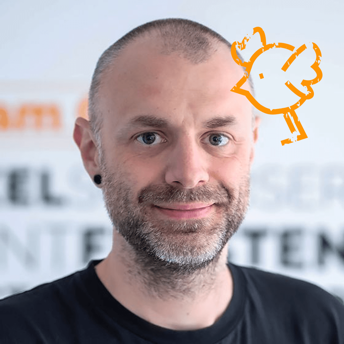 Ein kleiner illustrierter Vogel zeigt mit dem Schnabel auf Roberts Kopf.
