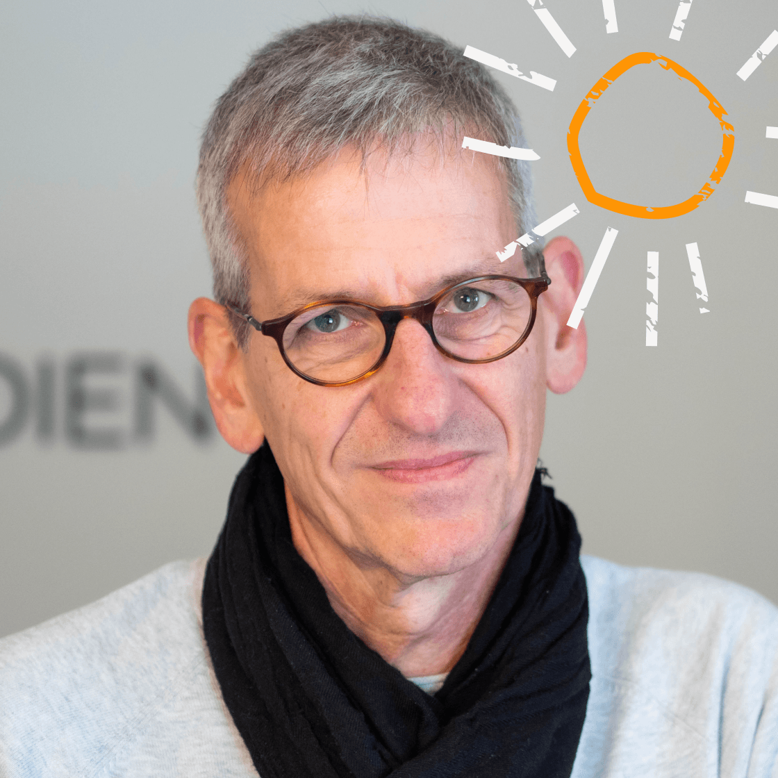 Eine kleine illustrierte Sonne erstrahlt rechts neben Rüdigers Kopf.