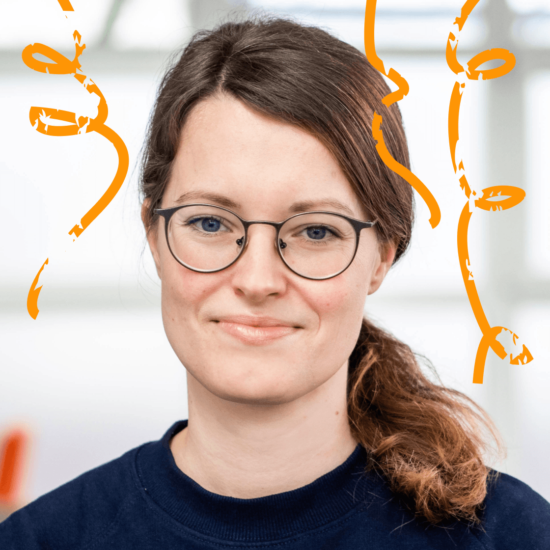 Illustriertes, oranges Konfetti fällt auf Susis Kopf. 