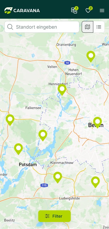 Karte auf der CARAVANA-Website zeigt verschiedene Standorte von Wohnmobilhändlern in und um Berlin mit grünen Standortmarkierungen, inklusive Filteroption für detaillierte Suchanfragen.