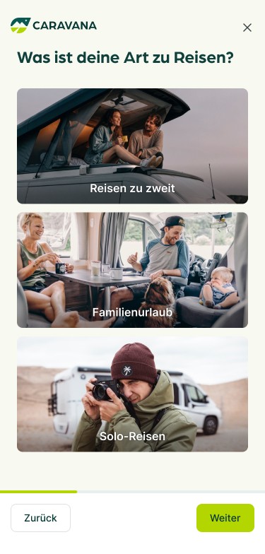 Interaktives Auswahlmenü auf der CARAVANA-Website mit Reiseoptionen, darunter "Reisen zu zweit" mit einem Paar in einem Wohnmobil, "Familienurlaub" mit einer Familie beim Essen im Wohnmobil und "Solo-Reisen" mit einem Mann, der in der Wüste fotografiert.