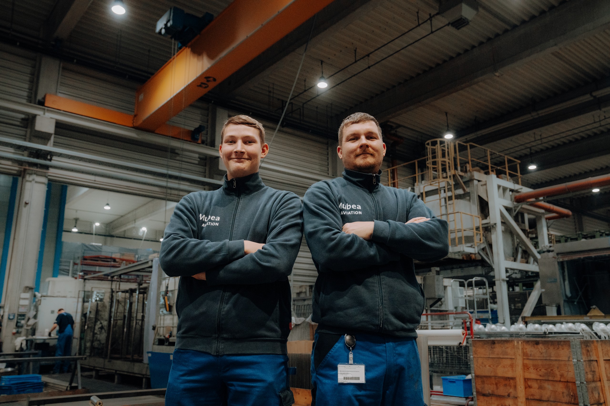 2 Mubea Mitarbeiter in einer Fertigungshalle