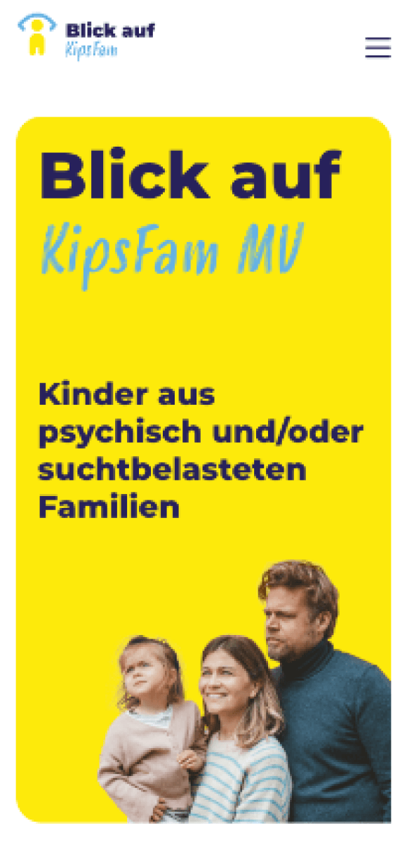 Screenshot der KipsFam MV Webseite: Initiative zur Unterstützung von Kindern aus psychisch und/oder suchtbelasteten Familien. Gelbes Design mit blauem und hellblauem Text: 'Blick auf KipsFam MV'. Familienfoto mit Vater, Mutter und Kind unten rechts. Logo oben links, Navigationsmenü oben rechts. Fokus auf psychische Gesundheit und familiäre Unterstützung.