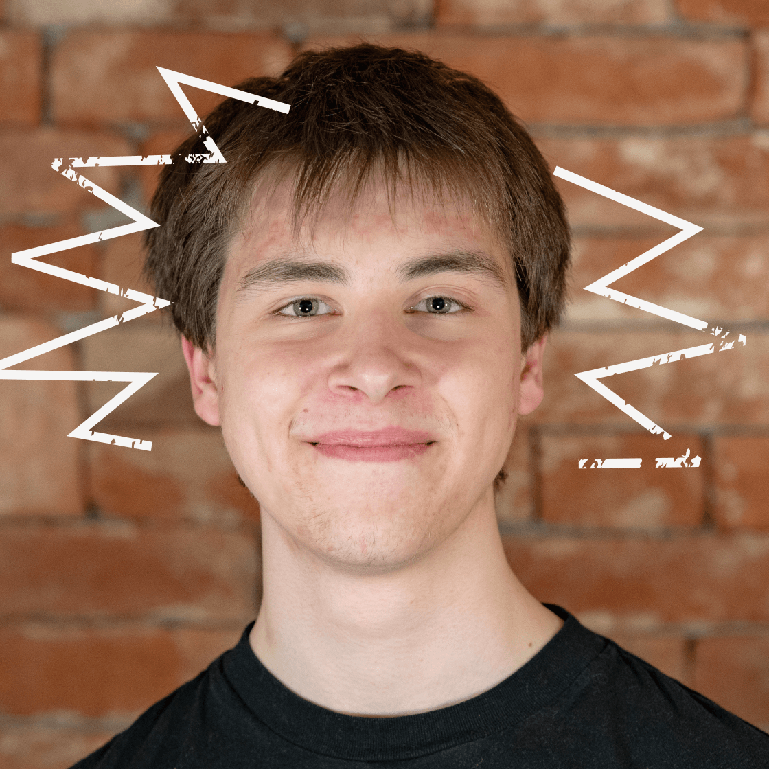 Dieses Porträt zeigt Steven, einen jungen Mann mit mittellangem braunem Haar und einem sympathischen Lächeln. Er trägt ein schwarzes T-Shirt, das für einen modernen, lässigen Look sorgt. Der warme Backstein-Hintergrund schafft eine authentische, einladende Atmosphäre. Ein besonderes Highlight: Die gezeichneten dynamischen Linien um seinen Kopf verleihen dem Bild eine kreative, energiegeladene Note. 