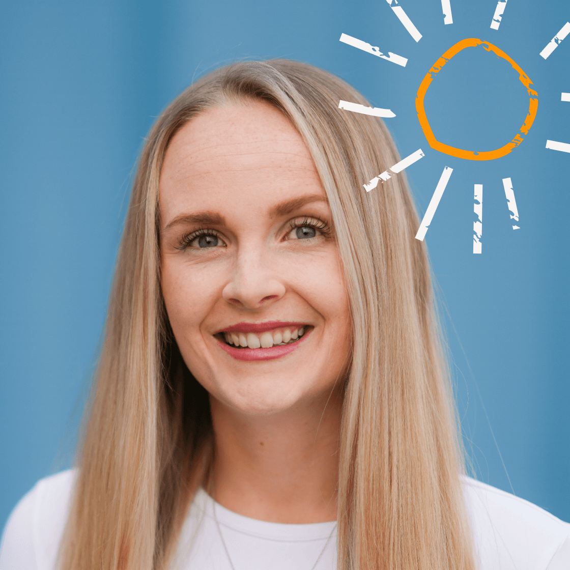  „Porträt von Juliana mit langen, glatten, blonden Haaren und weißem Oberteil. Sie lächelt freundlich in die Kamera. Rechts über ihrem Kopf ist eine stilisierte, orangefarbene Sonne mit weißen Strahlen zu sehen – ein grafisches Element, das für Wärme, Positivität und Ausstrahlung steht. Der Hintergrund ist einfarbig in einem kräftigen Blauton gehalten.