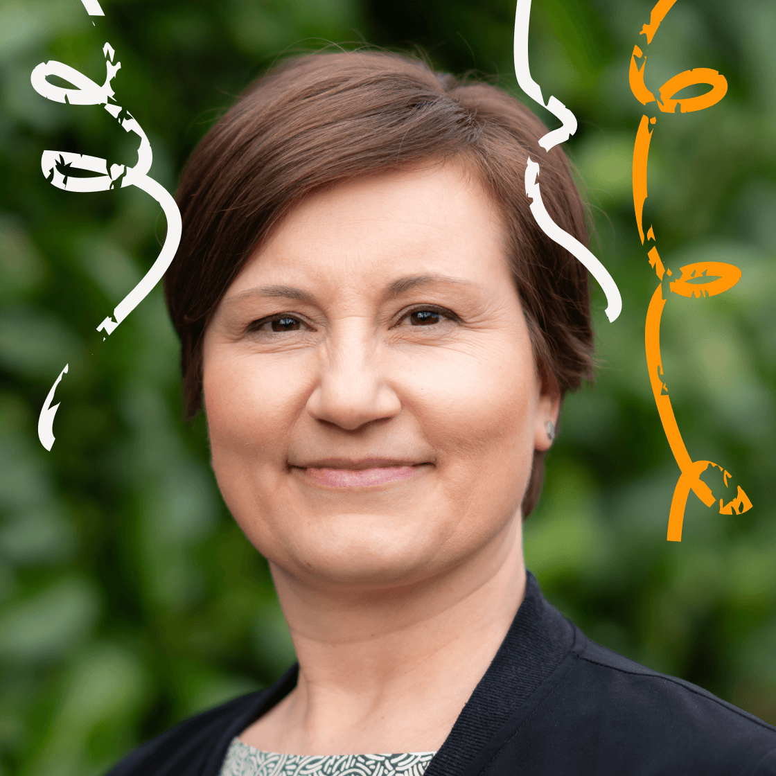 Porträt von Uta mit kurzem braunem Haar, freundlichem Lächeln und schwarzer Jacke vor einem grünen, unscharfen Hintergrund. Verspielte grafische Elemente in Weiß und Orange rahmen das Bild modern und dynamisch.