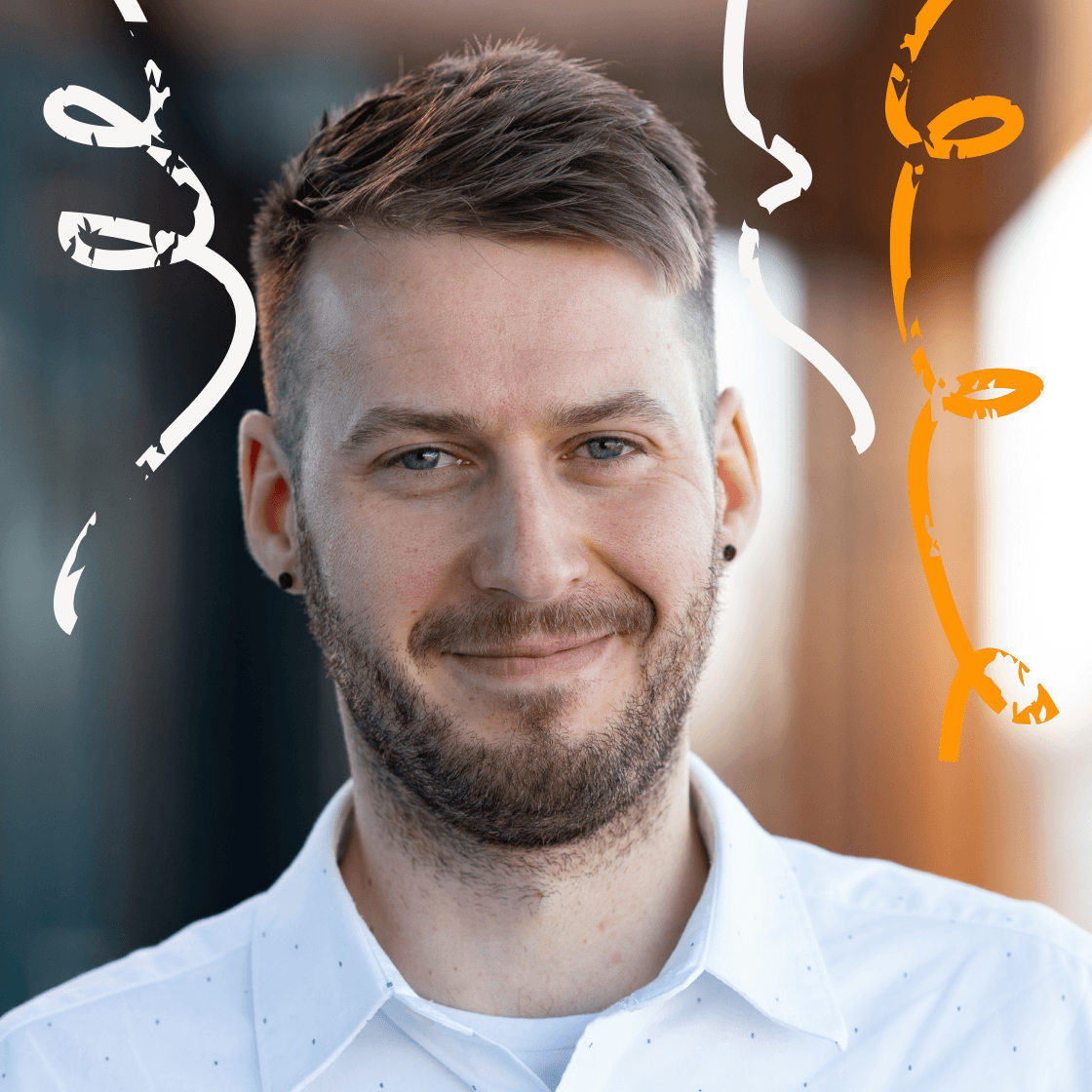 Porträt von Christian mit kurzem, braunem Haar, Bart und schwarzem Ohrstecker. Er trägt ein weißes Hemd mit feinem Muster und lächelt sympathisch. Dynamische, weiße und orangefarbene grafische Linien rahmen das Bild – ein Gestaltungselement, das Bewegung und Kreativität symbolisiert. Der Hintergrund zeigt eine moderne Outdoor-Architektur in weichem Fokus.