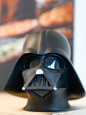 Darth Vader Helm als kultige Büro-Deko für Star Wars Fans im IT-Team.