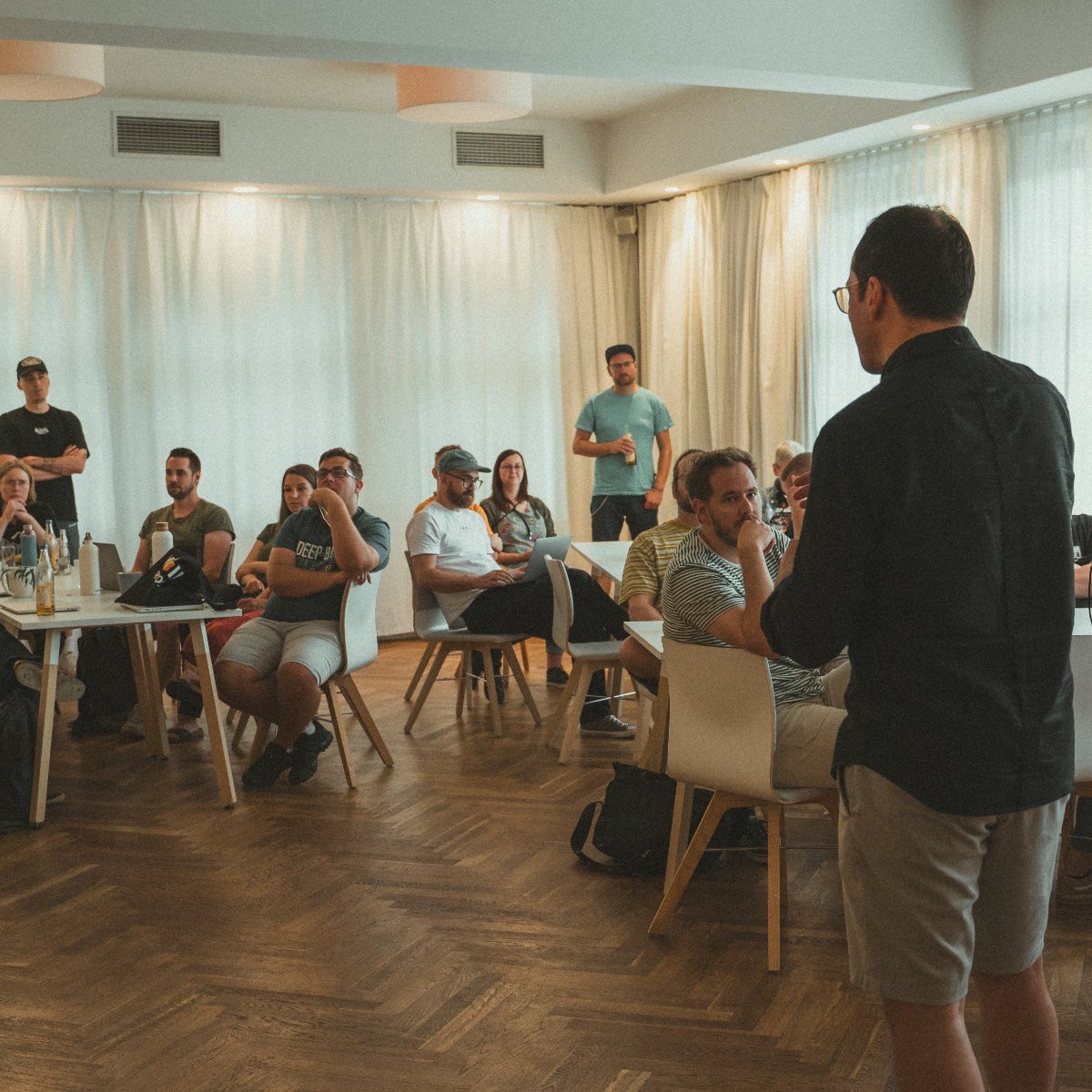 Weiterbildungstag mit Präsentation und aktiver Diskussion im Saal in Mueß.