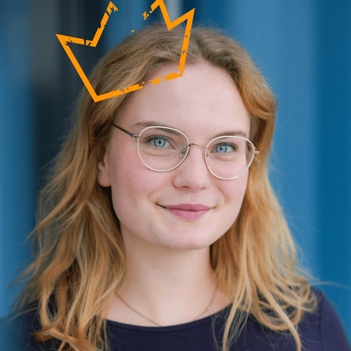 Portrait von Hannah, duale Studentin bei MANDARIN, lächelnd vor hellem Hintergrund mit einer Illustration einer orangefarbenen stilisierter Krone über dem Kopf