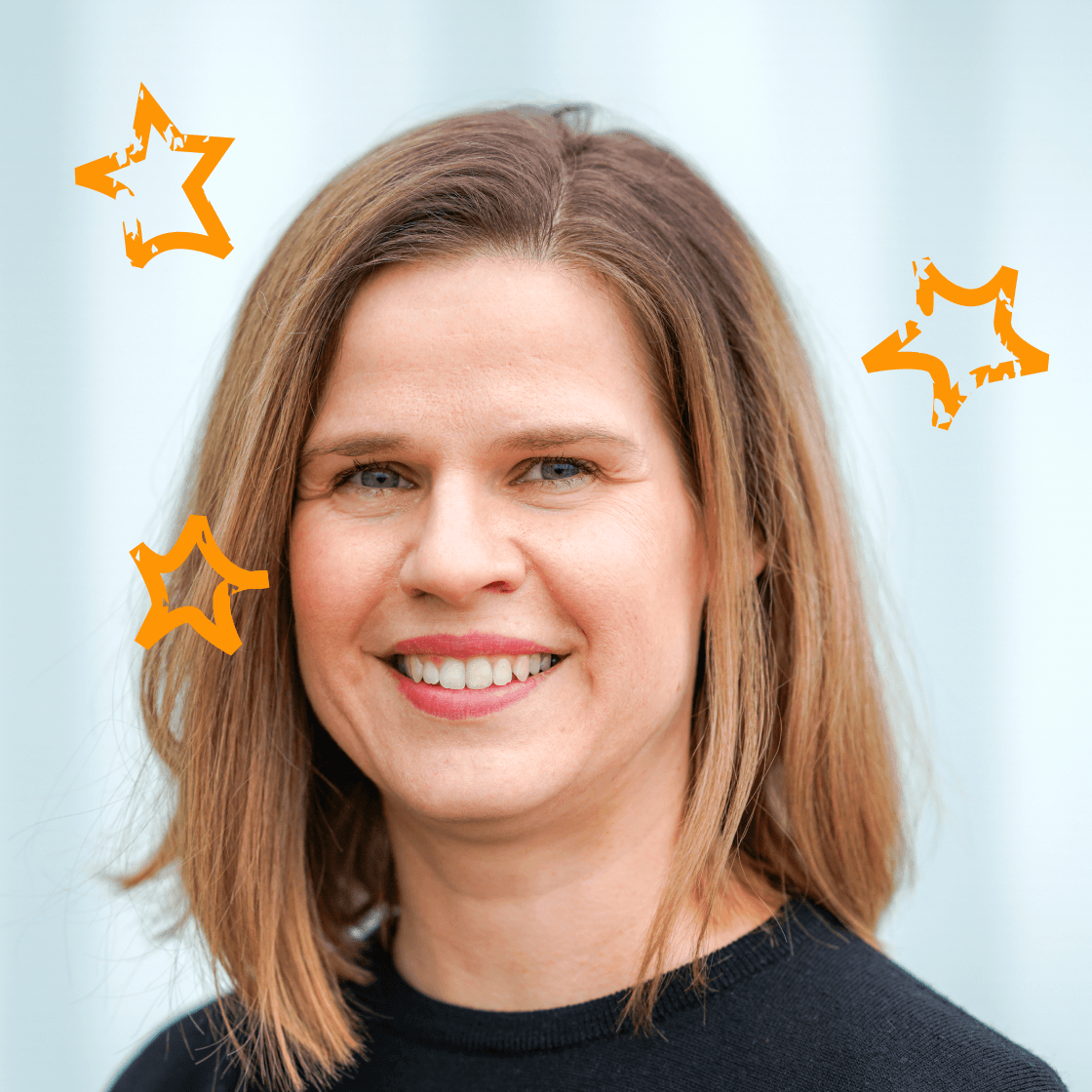 Portrait von Katja, Projektmanagerin bei MANDARIN, lächelnd vor hellem Hintergrund mit illustrierten stilisierten Sternen über dem Kopf