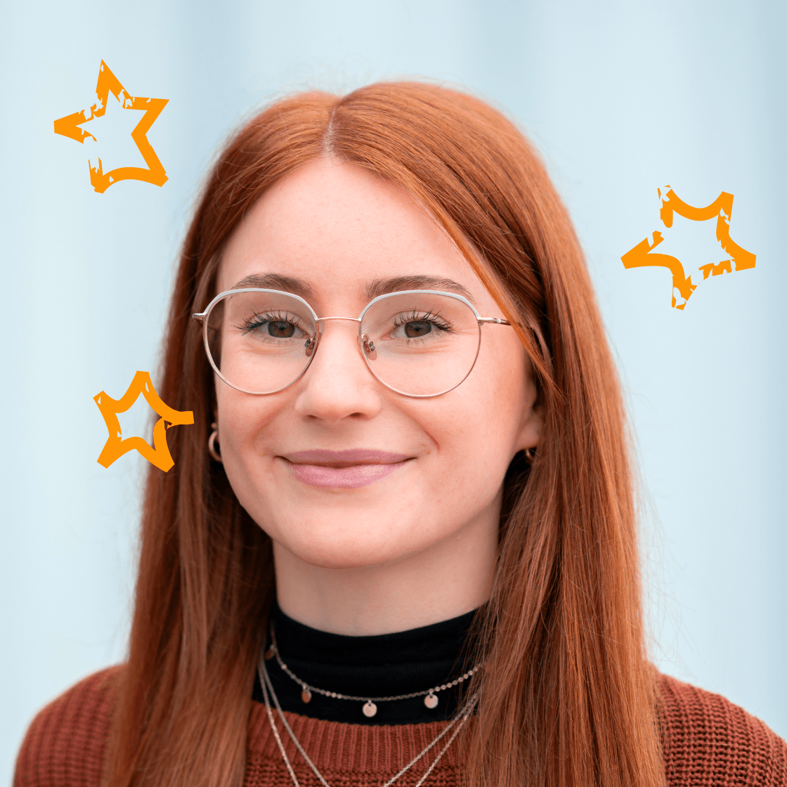 Portrait von Luisa, Trainee im Online Marketing bei MANDARIN, lächelnd vor hellem Hintergrund mit illustrierten stilisierten Sternen über dem Kopf