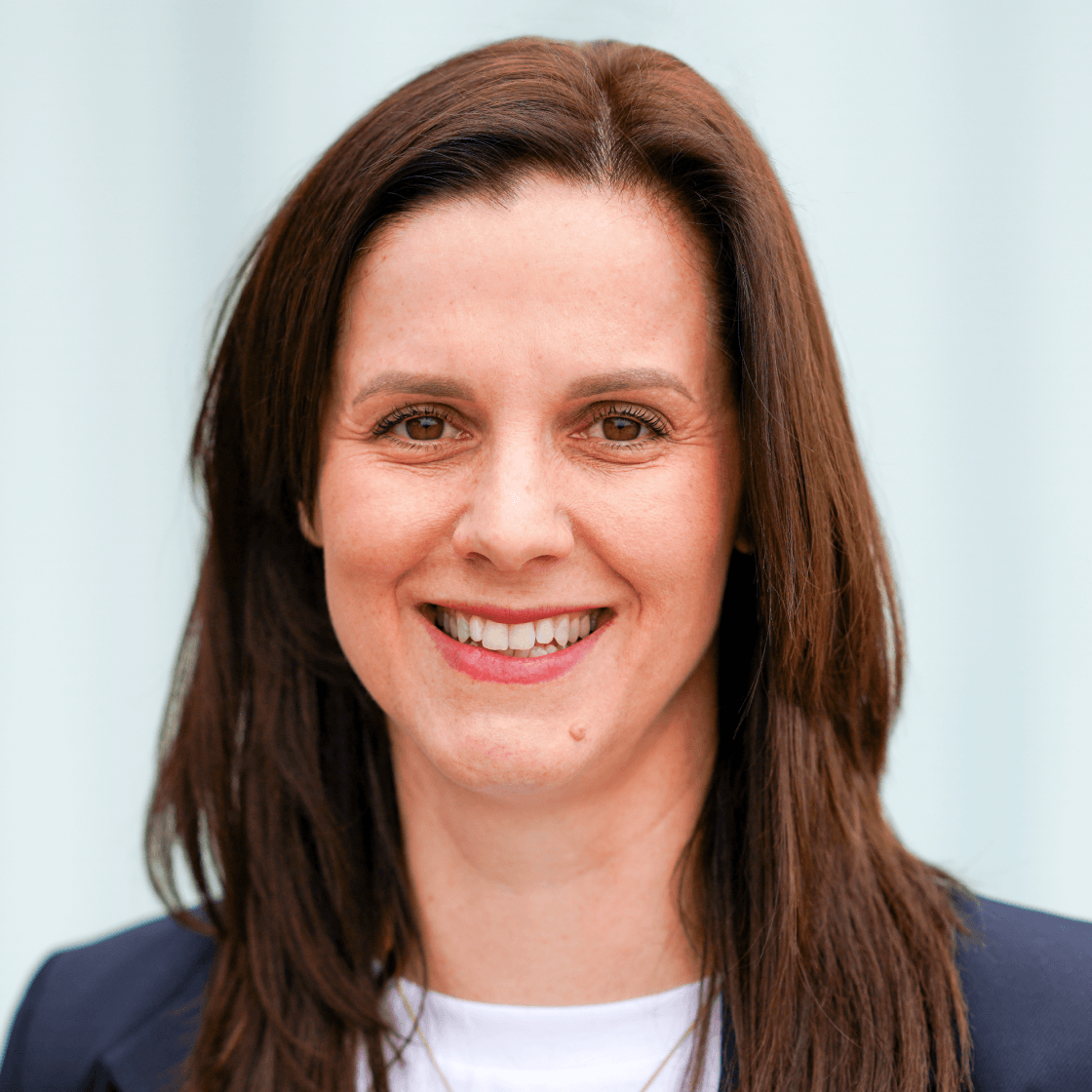 Portrait von Anne, Employer Branding bei MANDARIN, lächelnd vor hellem Hintergrund