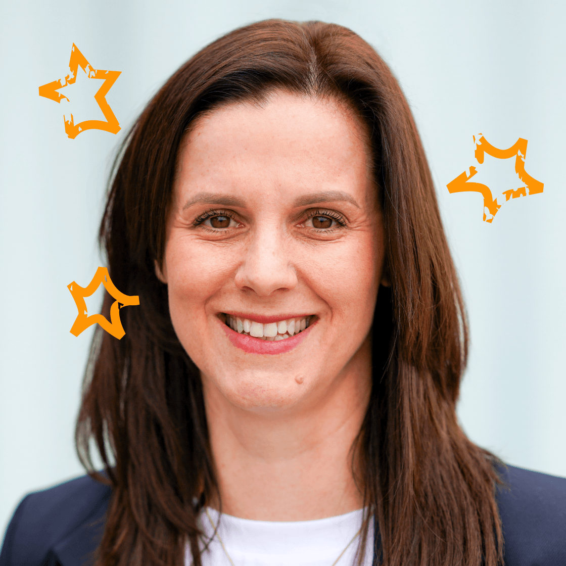 Portrait von Anne, Employer Branding bei MANDARIN, lächelnd vor hellem Hintergrund mit illustrierten stilisierten Sternen über dem Kopf