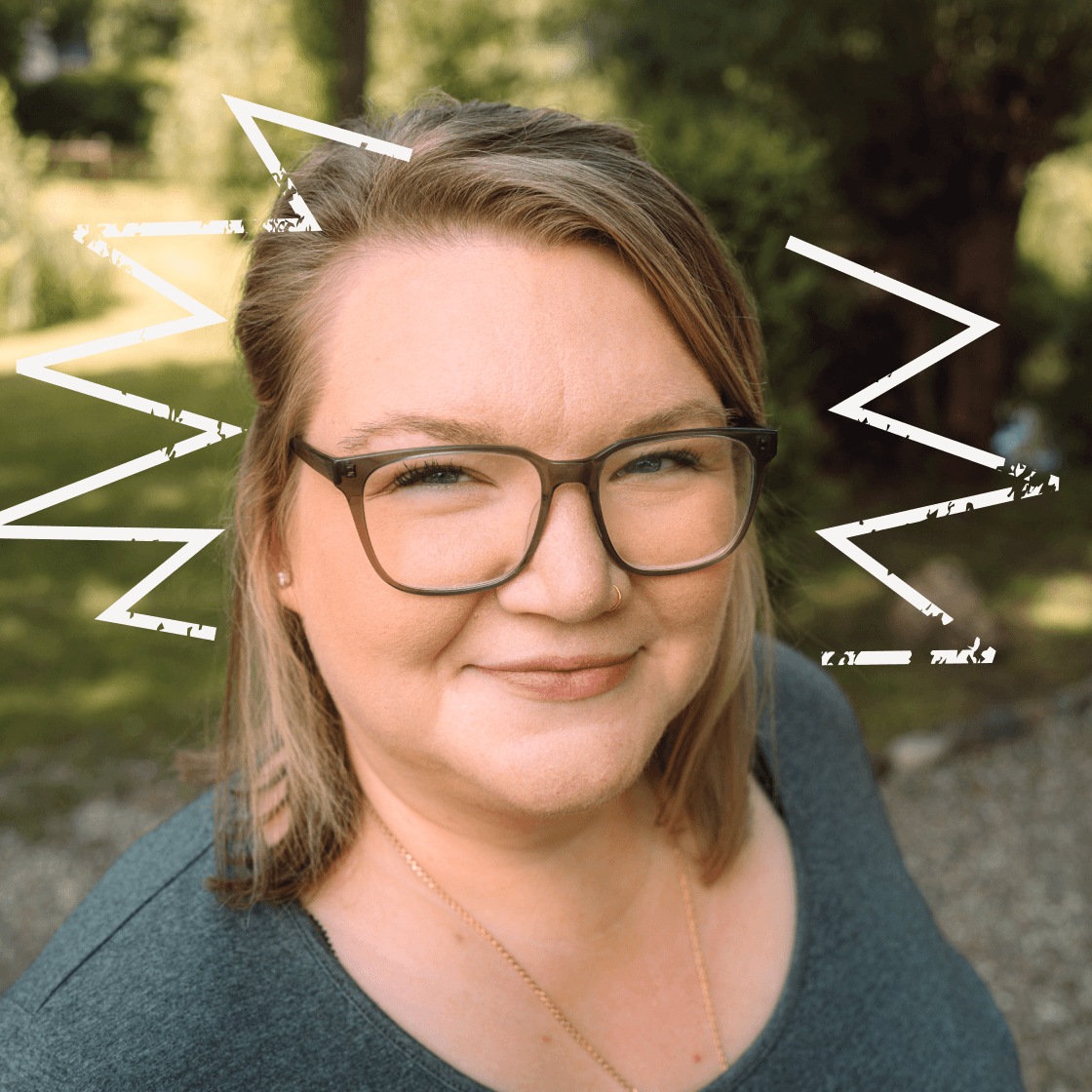 Portrait der Projektmanagerin Annika, mit Brille und dezentem Lächeln, professionell und freundlich wirkend. Dekorative Zick-Zack-Illustration über ihrem Kopf.