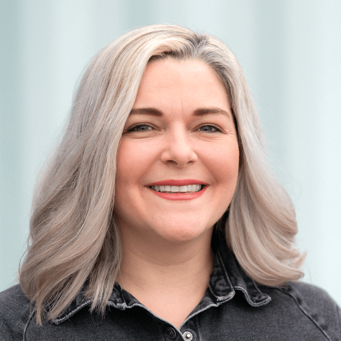 Portrait von Patricia, Bildungsmarketing & Social Recruiting bei MANDARIN, lächelnd vor hellem Hintergrund