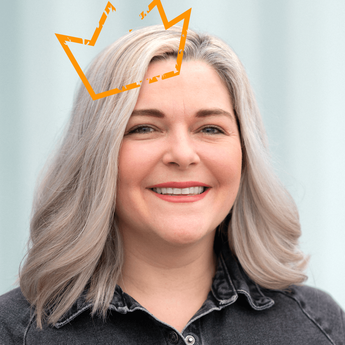 Portrait von Patricia, Bildungsmarketing & Social Recruiting bei MANDARIN, lächelnd vor hellem Hintergrund mit einer Illustration einer orangefarbenen stilisierter Krone über dem Kopf