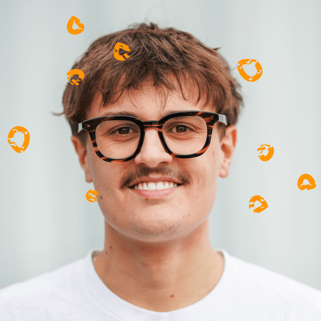 Portrait von Toni, Social Recruiting bei MANDARIN, lächelnd vor hellem Hintergrund mit illustriertem Konfetti über dem Kopf
