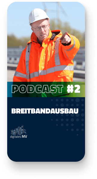 Christian Pegel hat eine Bauarbeiterjacke an und einen Helm auf den Kopf und zeigt nach links vorne. Darunter steht das Thema des Podcast #2: Breitbandausbau