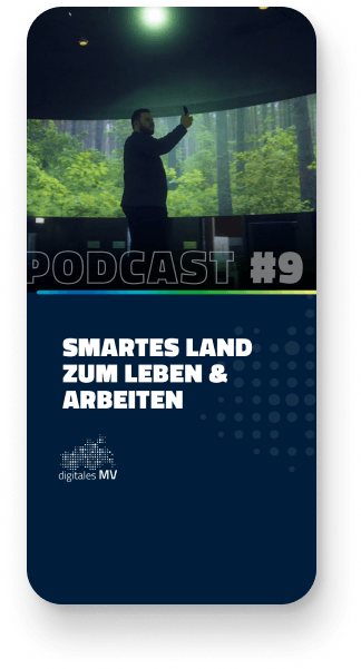 Ein Mann steht in einem dunklen Raum, der auf einem Bildschirm einen Wald zeigt. Der Mann hält ein Handy hoch vor sein Gesicht. Darunter steht das Thema des Podcast #9: Smartes Land zum leben & Arbeiten