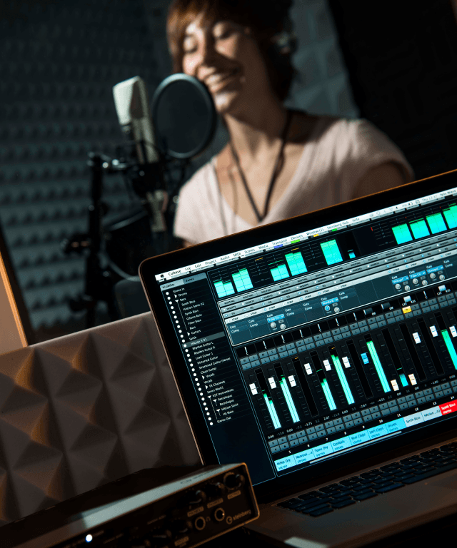 Referenz teaser für Steinberg: Eine Frau sing im Hintergrund in einem Aufnahmestudio. Im Vordergrund ist auf einem Moitor die Steinberg Software zu sehen.