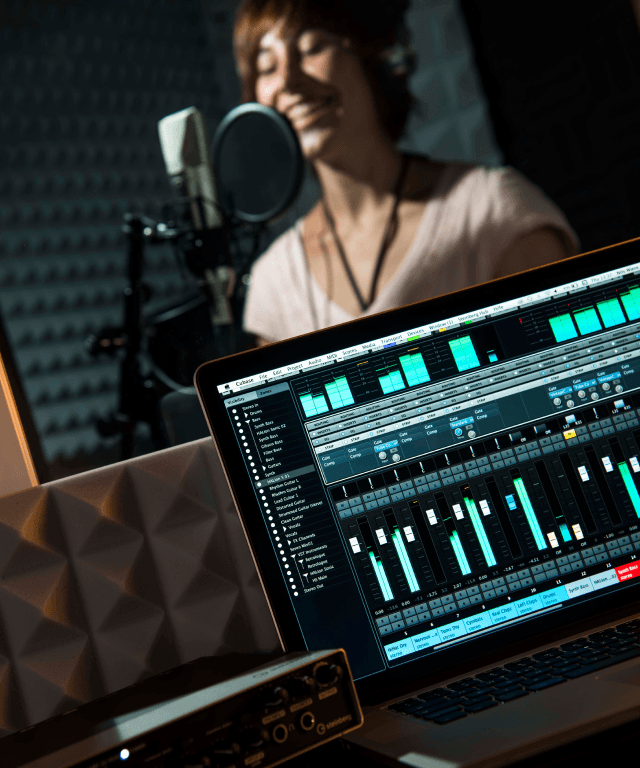 Referenz teaser für Steinberg: Eine Frau sing im Hintergrund in einem Aufnahmestudio. Im Vordergrund ist auf einem Moitor die Steinberg Software zu sehen. 