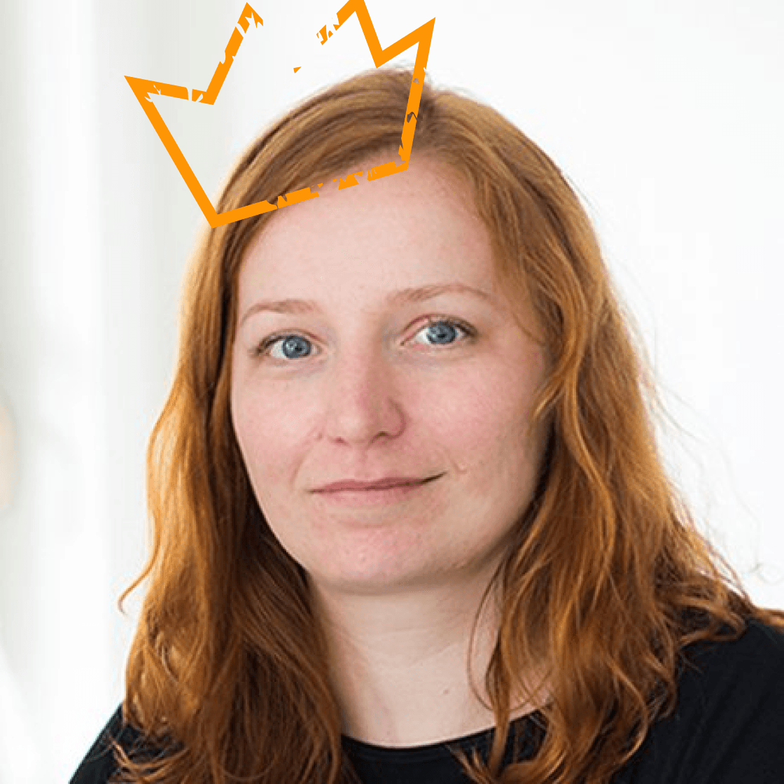 Eine orange Krone leuchtet auf Anitas Kopf.