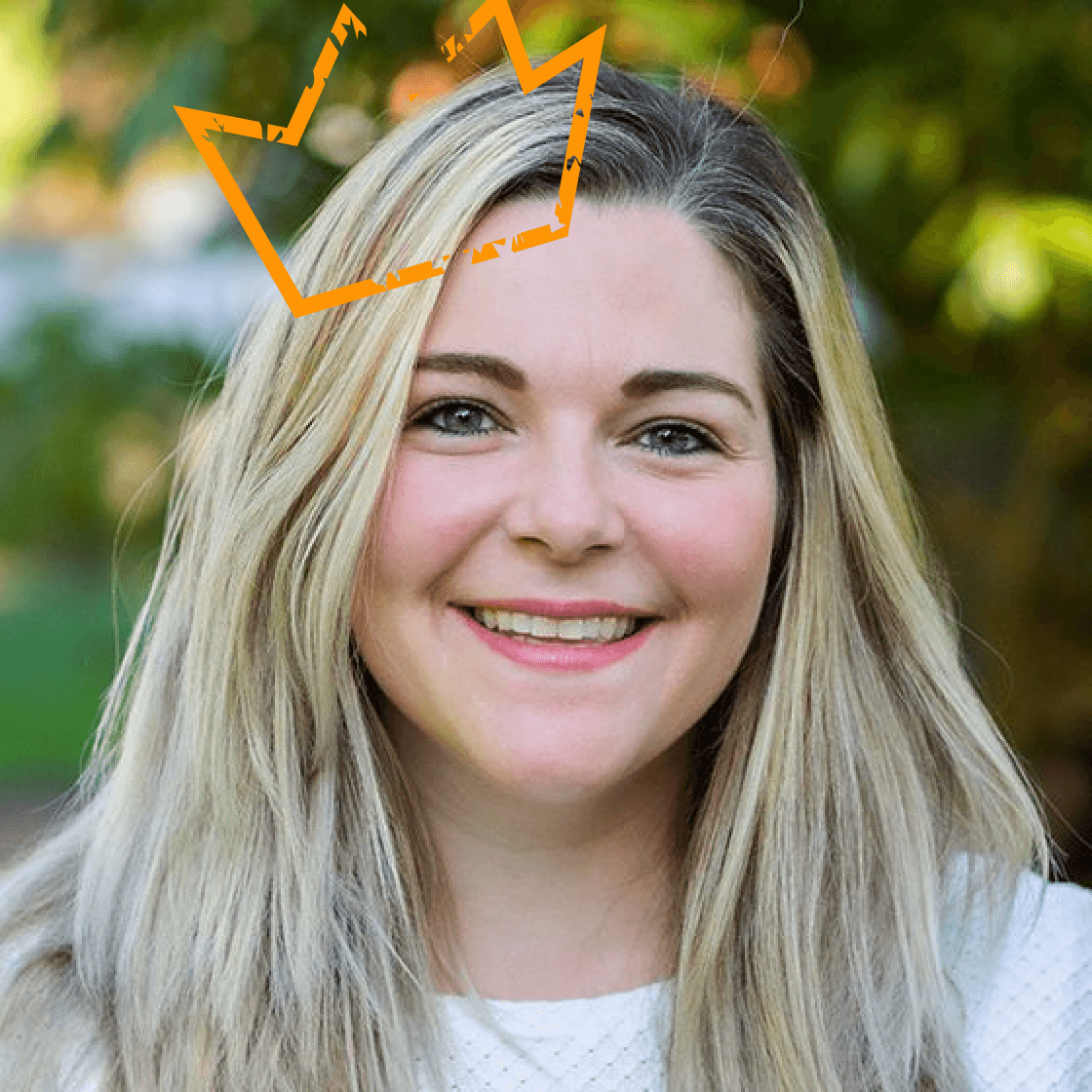 Eine illustrierte orange Krone erstrahlt auf Patricias Kopf.