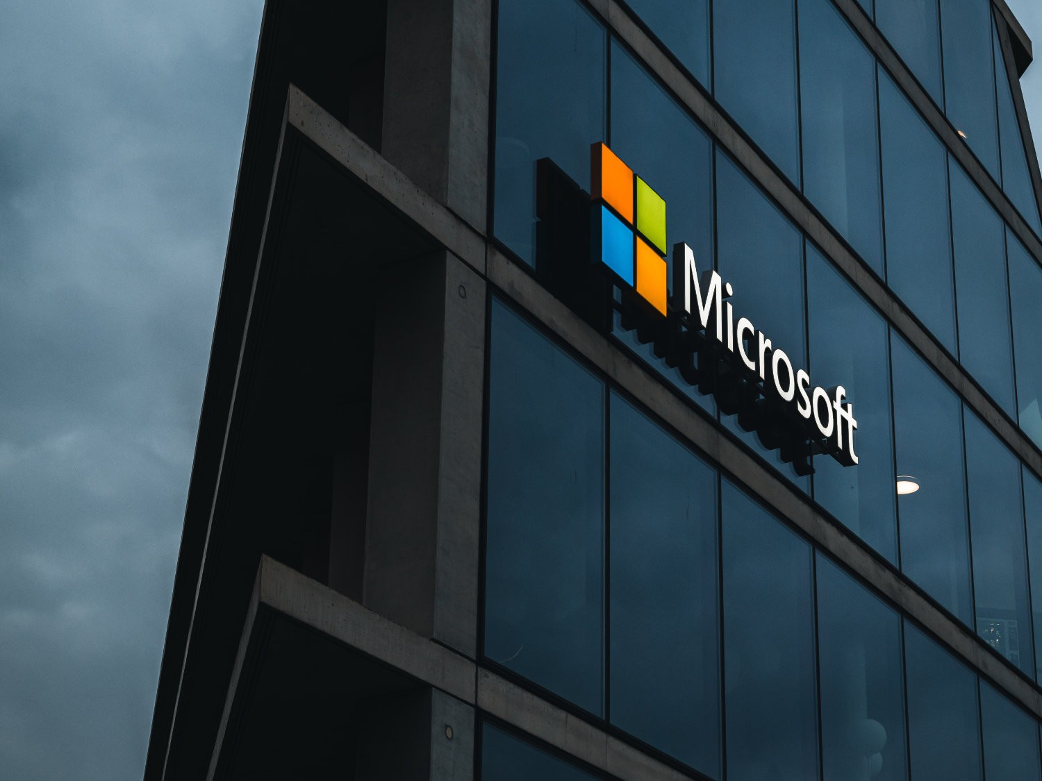 Microsoft Logo auf einem Gebäude mit Glasfront
